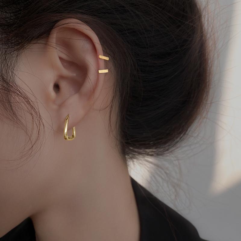 Trendige 2023 Silberne Geometrische Ohrknorpelstecker für Damen - Einzigartiges Nischendesign