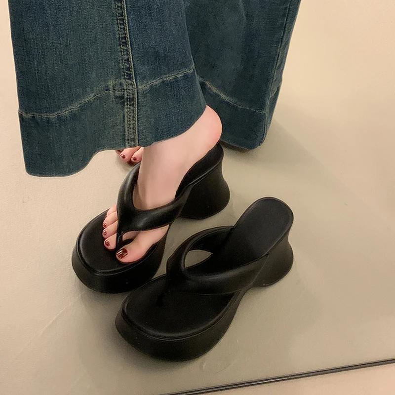 Damenschuhe Neuer Außenhandelsstil Einfaches Temperament Zehentrenner Schwammsohle Flip-Flops Runde Zehen Dicke Sohle Außenhausschuhe