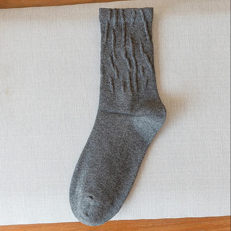 Men's Autumn New Solid Color Versatile Embroidered Letter Pleated Boneless Sports Mid Calf Socks