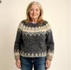 Beiger Rollkragenpullover mit Streifen und buntem Muster