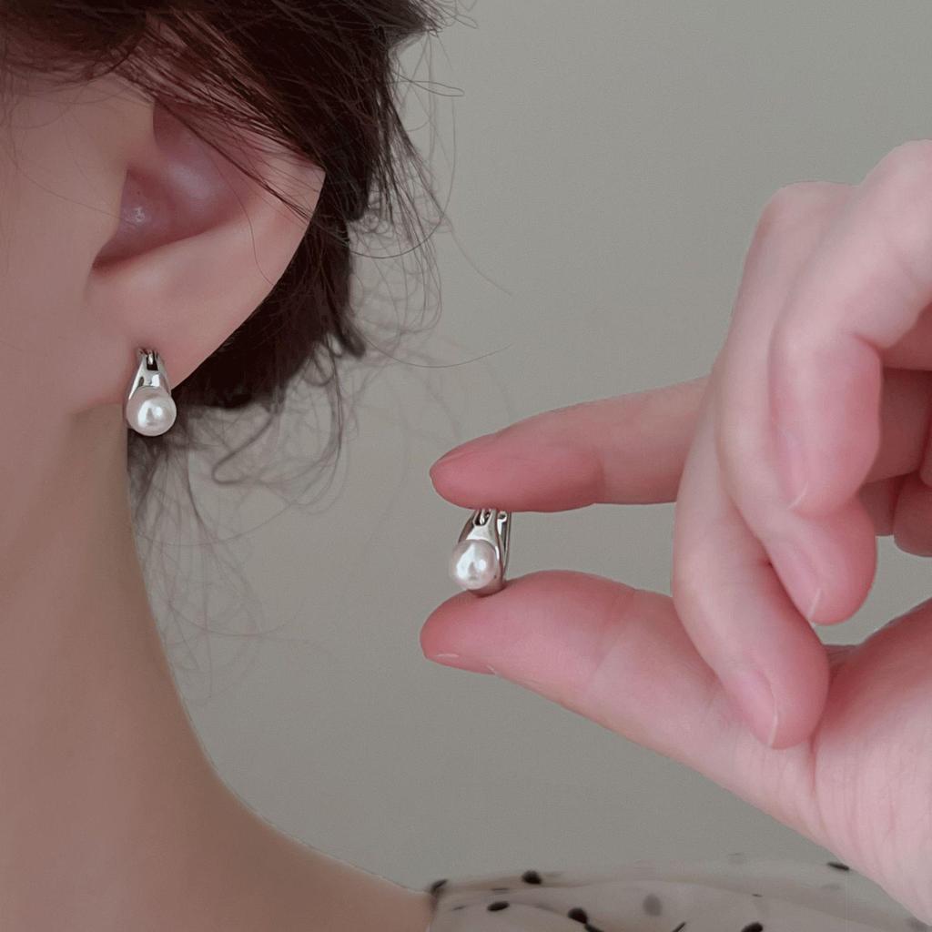 2023 Geometric Pearl Stud Earrings: Trendy, Niche Design for Women