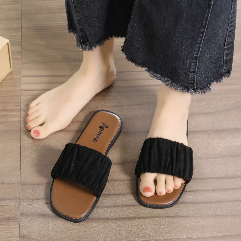 Flat Bottom One-word Small Fragrant Slippers Women's Summer 2025 New Outer Wear Super Hot Fashion High-end Cool Slippers