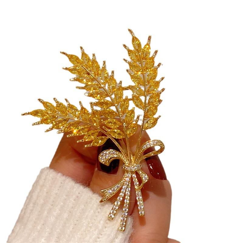 Elegant Gold Wheat Ear Brooch - Women's Versatile Bouquet Pin for Suits and Coats