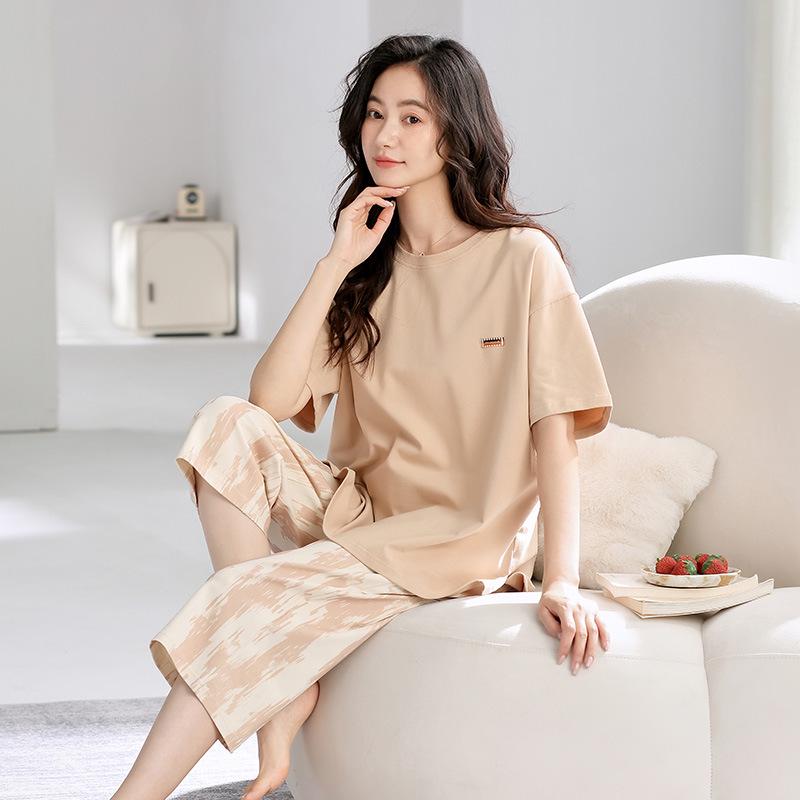 

2026 Summer Cotton Women s Pajama Set: Short Sleeve & Capri Pants in Plus Size for Indoor/Outdoor Wear Medium (M)