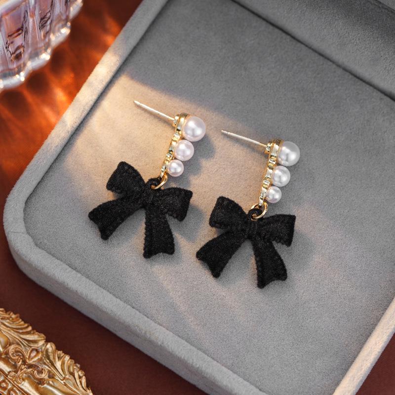 

Red Christmas Earrings with Fur Ball, Long Tassel & Bow - Autumn/Winter Festive Accessory чёрный