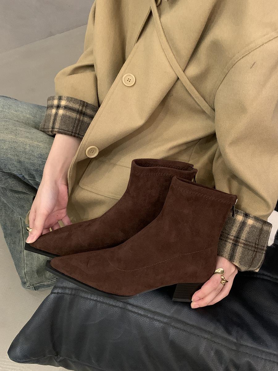 

Грубый каблук с острым носком и леопардовым принтом, тонкие короткие сапоги, женская обувь 2024 года, новые осенне-зимние сапоги Martin, замшевые французские маленькие ботильоны 39 темно-коричневого