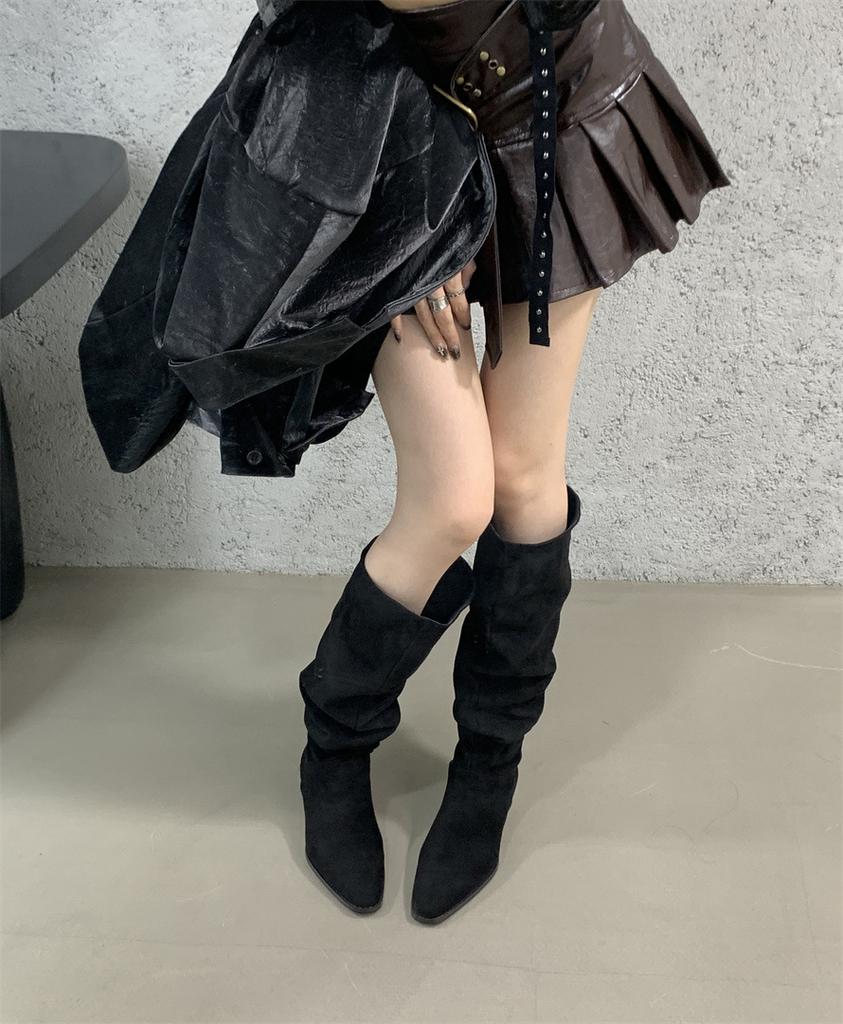 2025 Herbst und Winter Französische Retro Wildleder Stiefeletten mit niedrigem Absatz Damen Stiefel mit dickem Absatz und spitzer Zehenpartie Plissiert Gestapelte hohe Damenstiefel