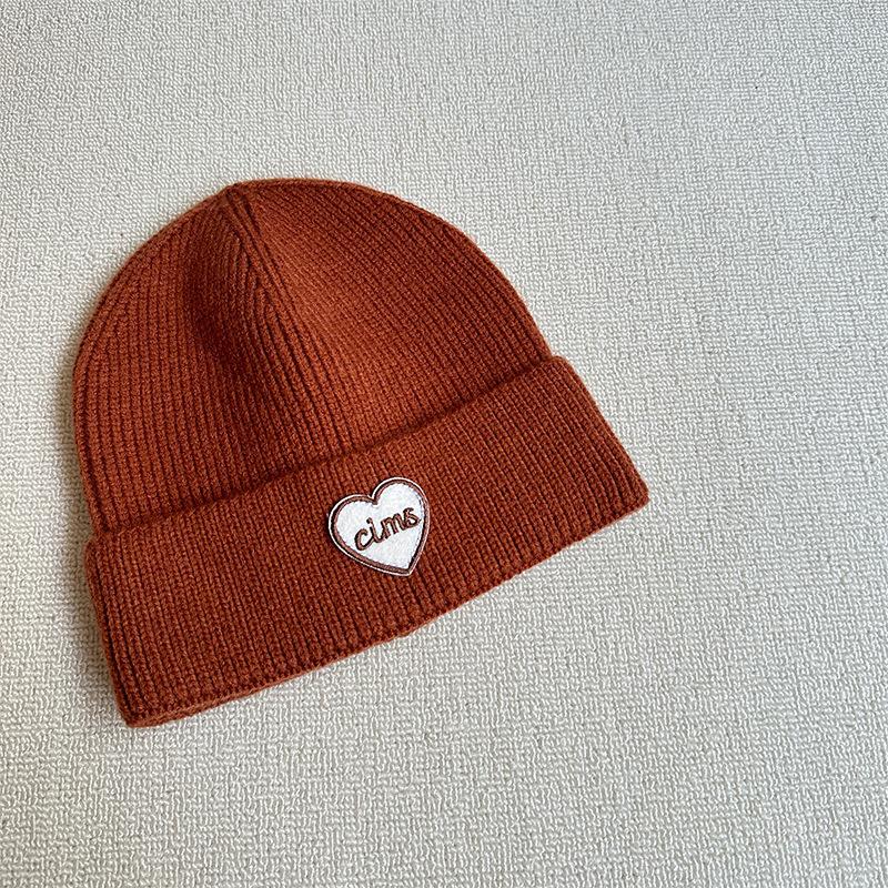 Modische Englische Buchstaben Liebe Stoffetikett Wollmütze Lässig Einfarbige Aufgeschlagene Kante Gehörschutz Strickmütze Arktischer Samt Warme Mütze