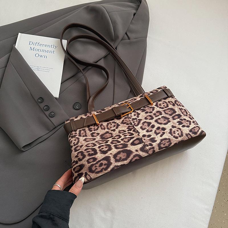 Premium texture retro leopard print single shoulder underarm bag women's 2025 new autumn and winter large-capacity commuter baguette bag