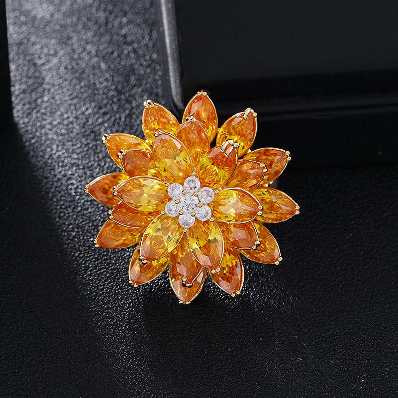 Korean high-end temperament luxury crystal ice flower brooch female elegant exquisite brooch pin suit coat with accessories