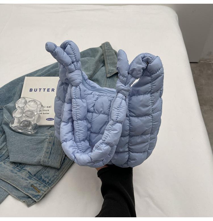 

Новая облачная плиссированная повседневная зимняя личность легкая большая вместимость однотонная пуховая сумка-мессенджер большая женская сумка синий