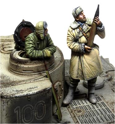 Evolution Miniatures World War II Army Soviet Red Army Soldier Looking At Shell of Tiger Tank 1943 Resin Kit 1/35 Russian/Soviet 8.8cm 2-piece