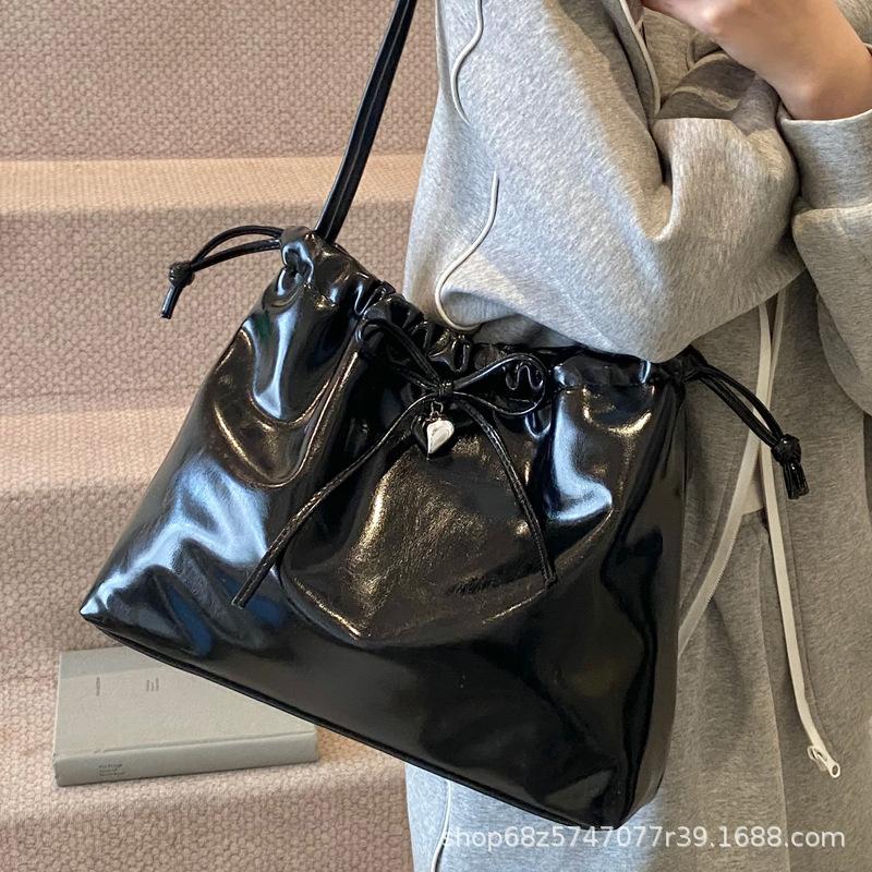 Premium bundle tote bag 2025 spring and summer new Korean version large-capacity shoulder women's bag fashionable commuter armpit bag