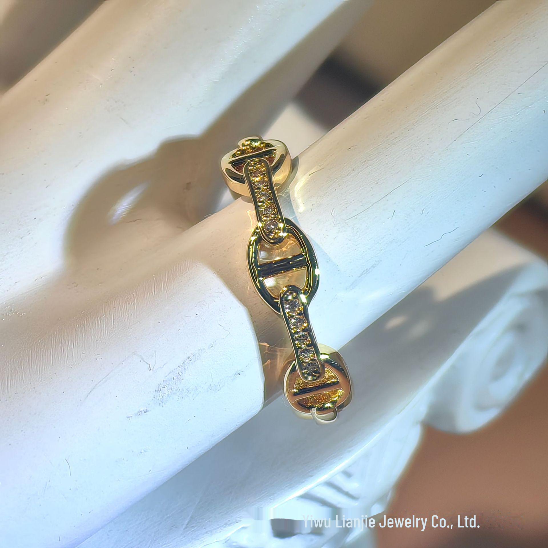 

Европейская и американская мода циркониевый свиной нос позолоченный открытый браслет и кольцо комплект: Изысканный, роскошный и модный