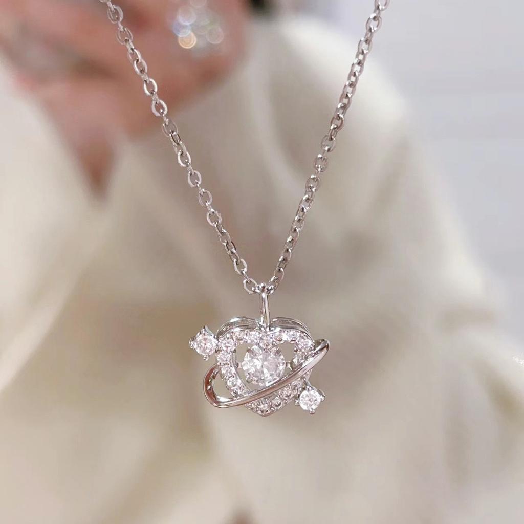 A Shot of The Heart-piercing Necklace for Women with A Niche Design and Sweet and Exquisite Temperament