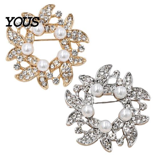Lapel Pin Brooch Pin, Faux Pearl Wreath Design with Rhinestones Inlaid, Durable Circular Flower Leaf Garland for Coats Shirts Bags Accessories Alloy
