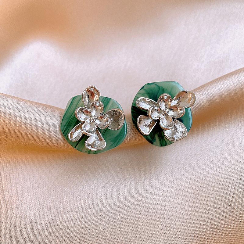 Silver Needle Heart Stud Earrings with Zircon Crystals – European & American High-End Fashion for Women