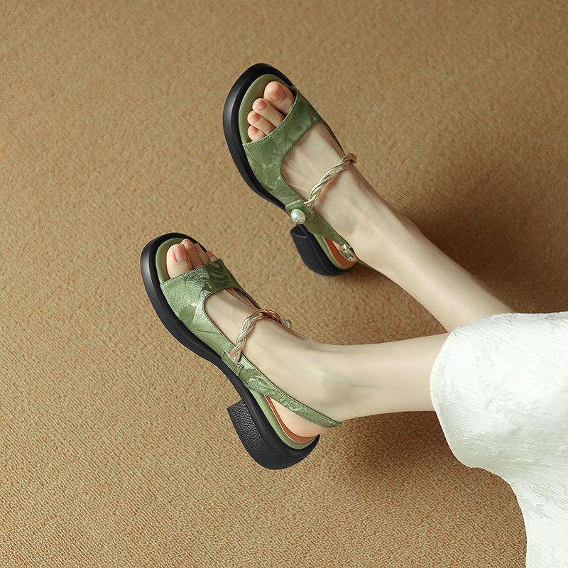 New Chinese Open-toed Sandals Women's Summer New Retro Versatile Platform Sandals with One Word