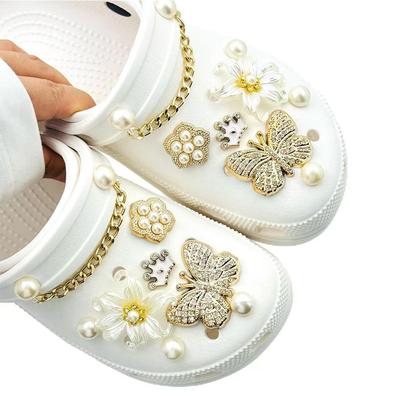 16 Stück Luxus Schuhanhänger Set Krone Schmetterling Blume Perlenkette Schuhdekorationen Schnalle für Sandalen Clogs DIY Zubehör Geschenk