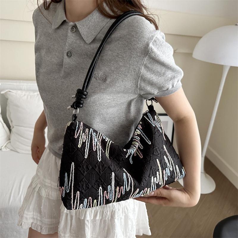 Urban Chic 2024 Summer Fashion Bag For Women Unique Design Stylish Handbag