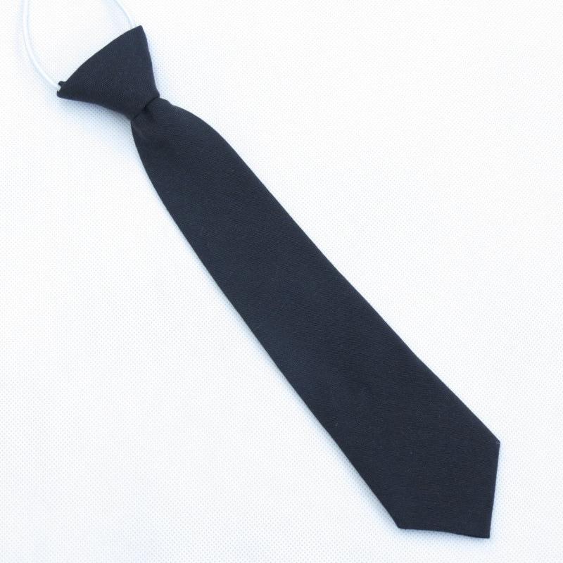 Różnorodność bawełnianych krawatów dziecięcych, urocze dziecięce krawaciki w jednolitym kolorze dla małego dżentelmena zaczynają być akceptowane.