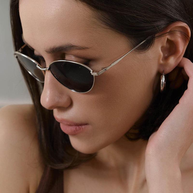 2026 European & American Retro Cat Eye Sunglasses: Street Style Slimming & Sun Protection for Women