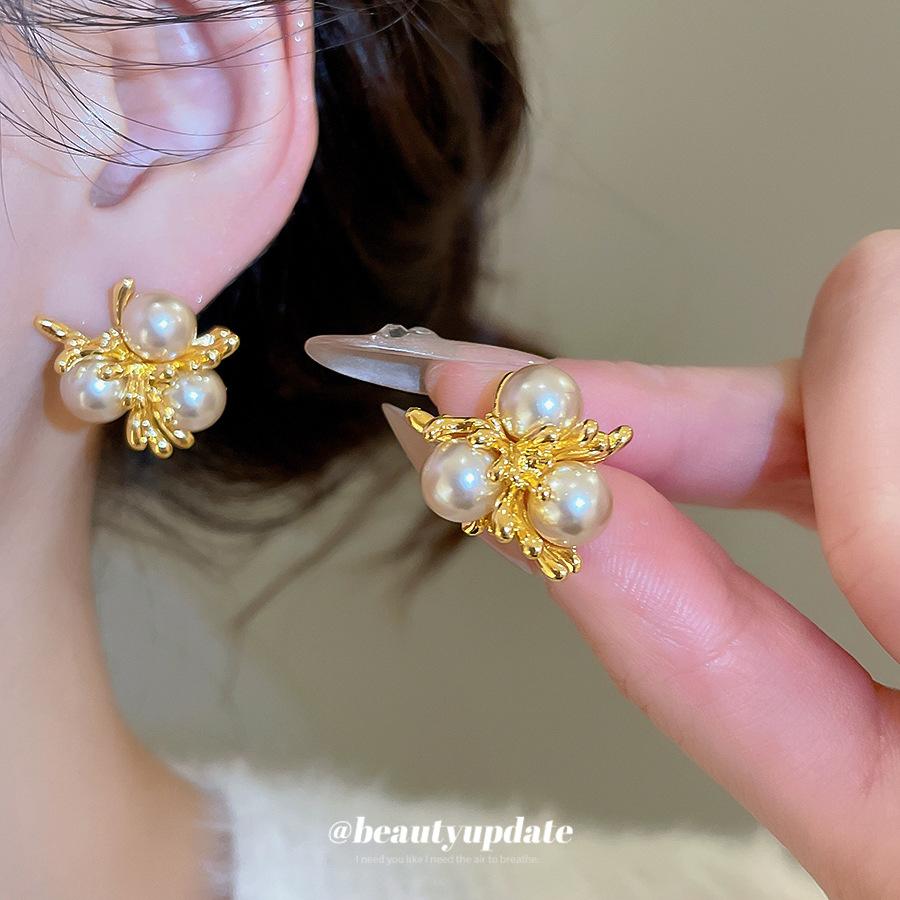 New French Retro Metal Fireworks Pearl Stud Earrings Femininity Light Luxury Versatile Elegant Earrings Wholesale