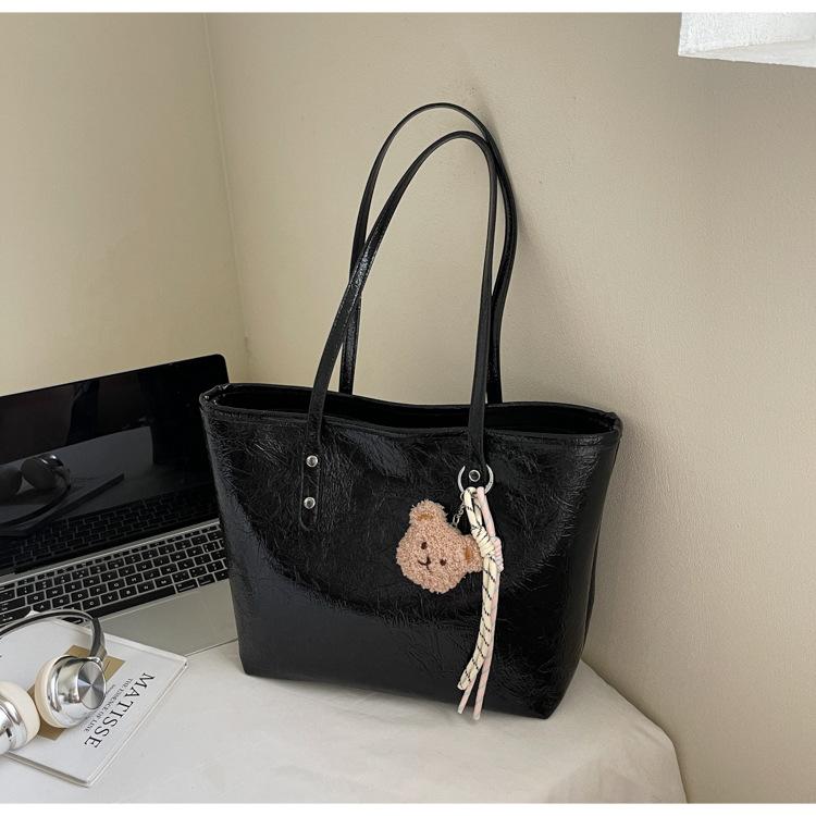 Large-capacity commuter tote bag 2025 summer new fashion trendy temperament shoulder bag hand-scratched armpit bag