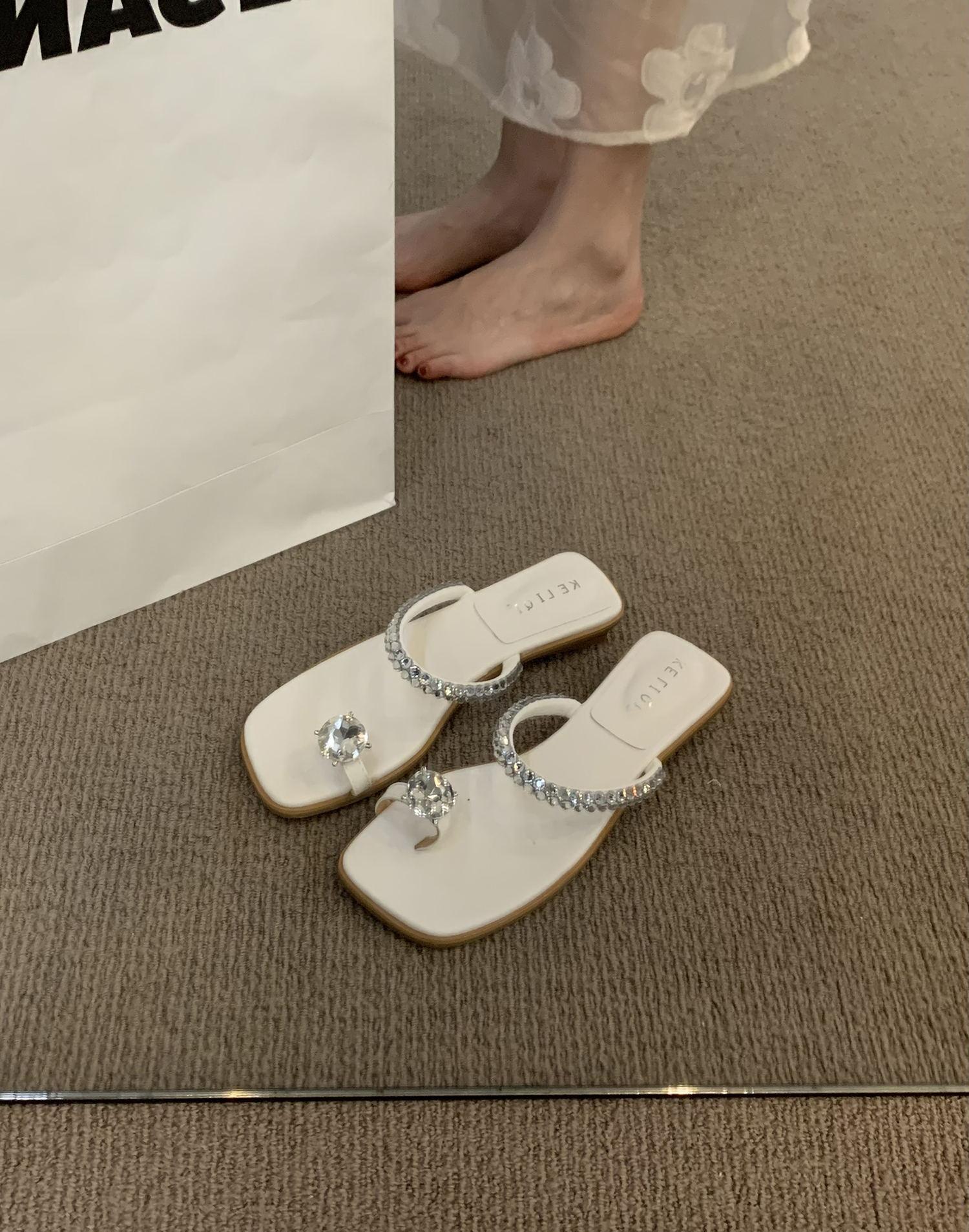 Сандалии с французской квадратной головкой и стразами, тапочки, туфли-феи, летняя уличная одежда 2025 года, темпераментные серебряные сандалии, изысканная щедрая женская обувь 35