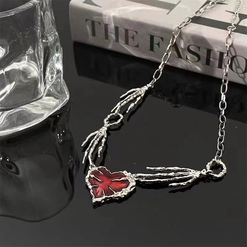 Personalidad Rojo Oscuro Garra de Fantasma Amor Colgante Cadena Clavícula Femenina Diseño Nicho Personalidad Exagerada Collar Viento Frío Oscuro