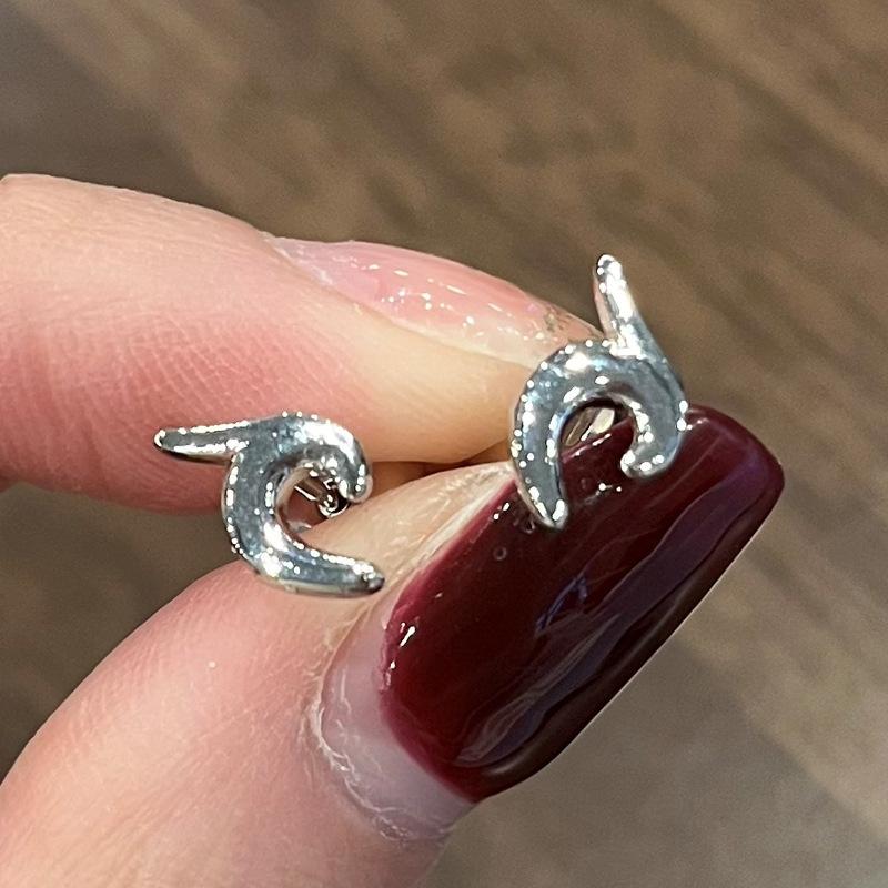 

Одна пара серег, с простой и гладкой поверхностью, включая маленькие серьги-дельфины и мини-серьги с морскими животными Kawasaki серебряный