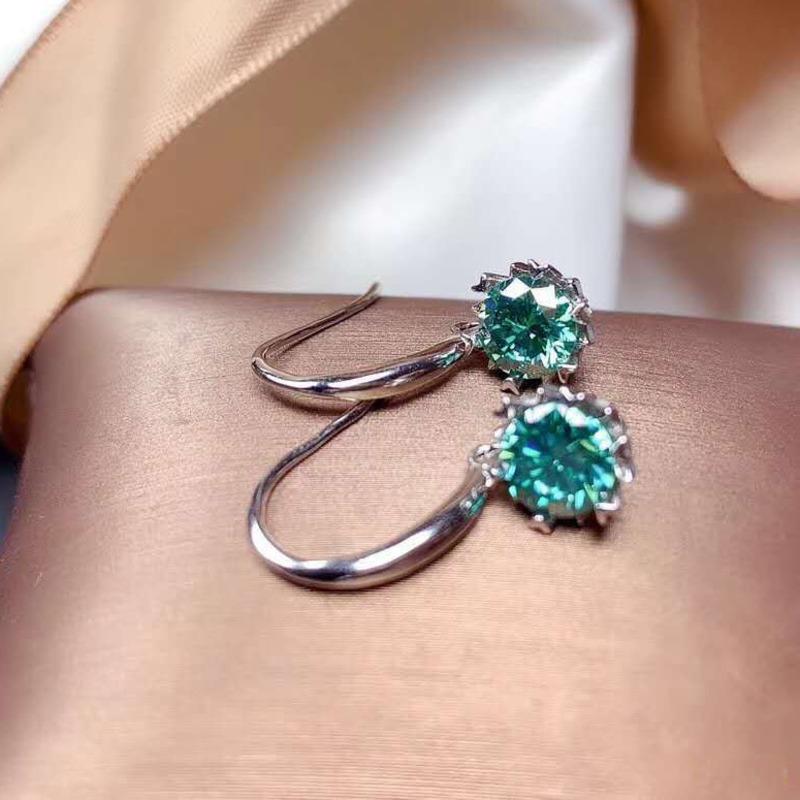 BELLA BOX Acht-Herzen-Acht-Pfeil-plattierte PT950 Blau-grüne High-Carbon-Diamant-Schlichte Ohrringe für den täglichen Weg der Frau