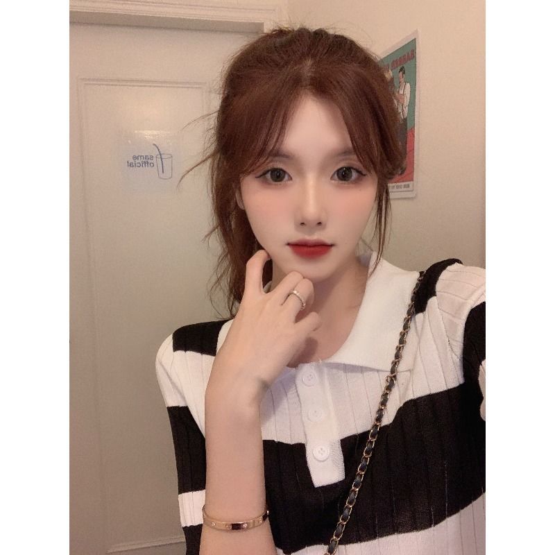 Tricou Tricotat cu Nasturi în Dungi cu Contrast de Culoare la Modă pentru Femei, Scurt, cu Suprapunere Interioară, Guler Polo Clasic, Talie Înaltă, Top Versatil