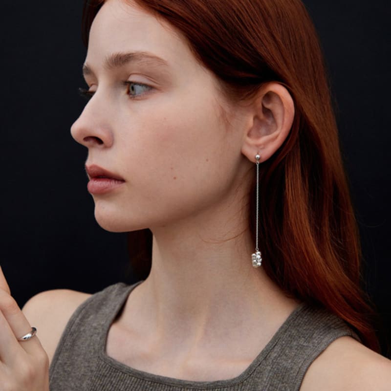 onill 05-12 Embrace (Earring)
