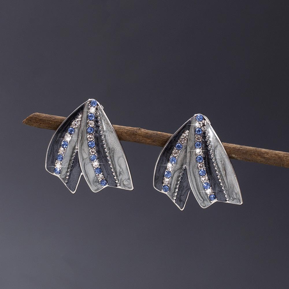 

Корейская мода, серьги-пусеты с цветными блоками и стразами, хвост русалки серебряный