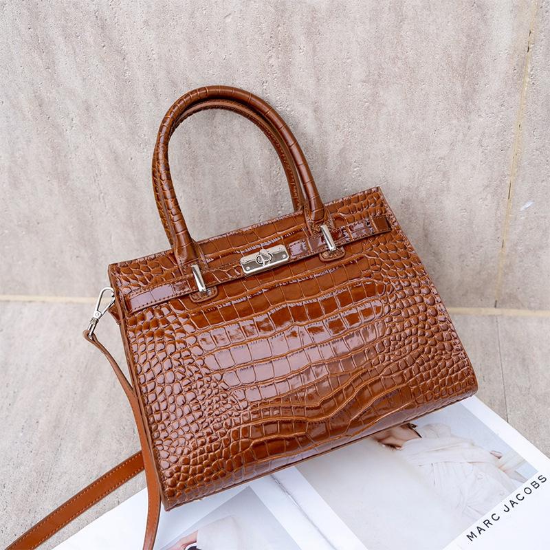 

Женская универсальная сумка большой вместимости 2024 года — элегантная и функциональная для офиса и повседневного использования коричневый