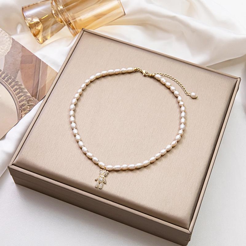 Náhrdelník z sladkovodních perel personalizovaný design medvědí přívěsek osazený diamanty řetěz na svetr méně na krční řetízku