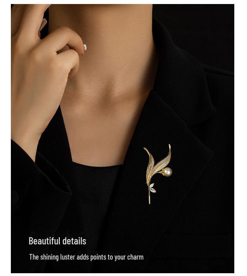 Elegancka broszka w kształcie liścia z cyrkoniami i perłami - Luksus i wyrafinowany design