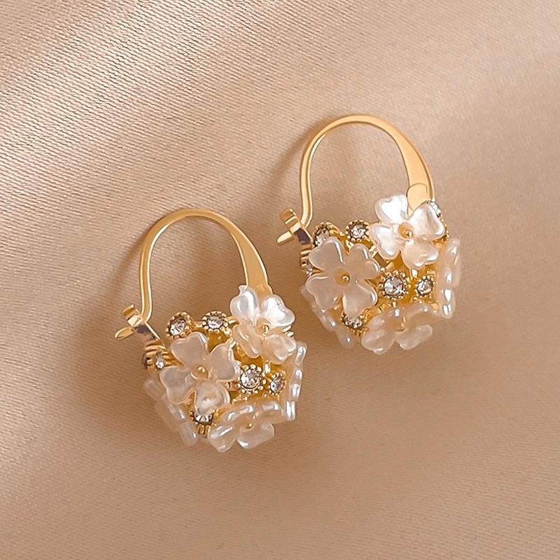 Elegant Resin Shell Geometric Flower Earrings For Women Statement Round Circle Hoop Earrings Party Wedding Jewelry Ear Buckle
