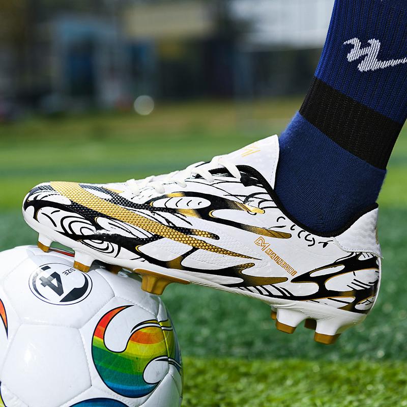 New Fashion Football Shoes for Students Anti Slip Wear Resistant Men Women Sneakers Competition Ultra Light Lawn Soccer Shoes