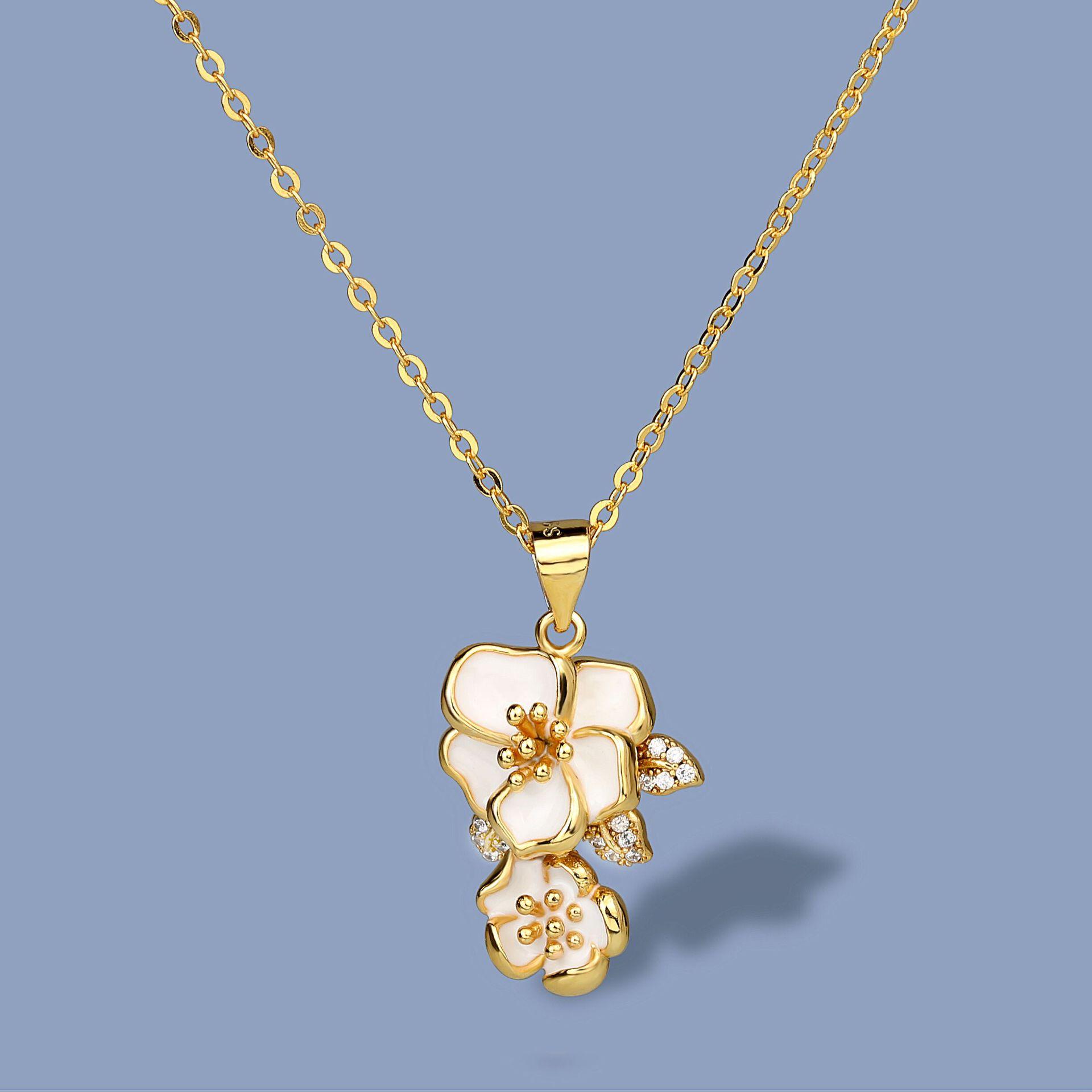 

Small Fresh Set of Zircon Pendant Jewelry Personality Girl Daisy Necklace
