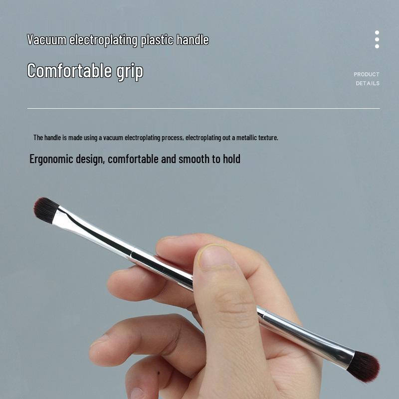 Przenośny srebrny dwustronny pędzel do cieni do powiek, korektora, eyelinera i brwi z miękkim włosiem
