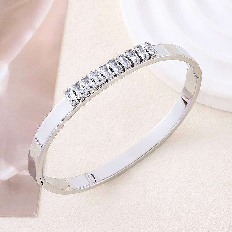 New Luxury 18K Gold-Plated Titanium Steel Zirconia Bracelet for Women