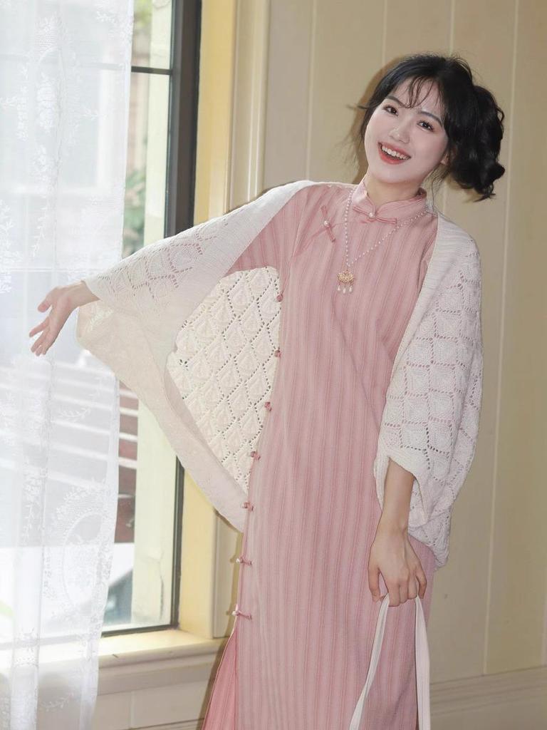 Retro-inspiriertes chinesisches Cheongsam mit weiten Ärmeln - Herbst-Schülerausgabe