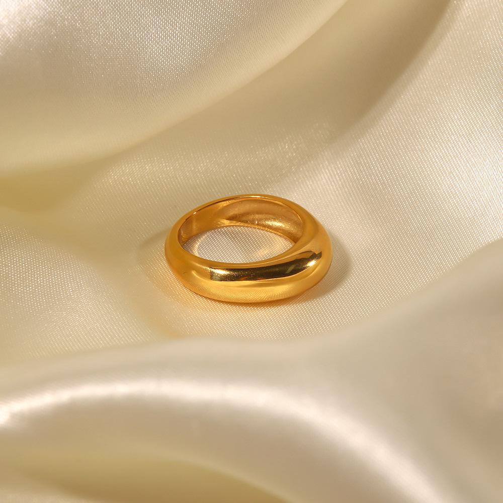 European & American Minimalist 18K Gold-Plated Titanium Steel Curved Band Ring for Women - Trendy Pinky Ring Design