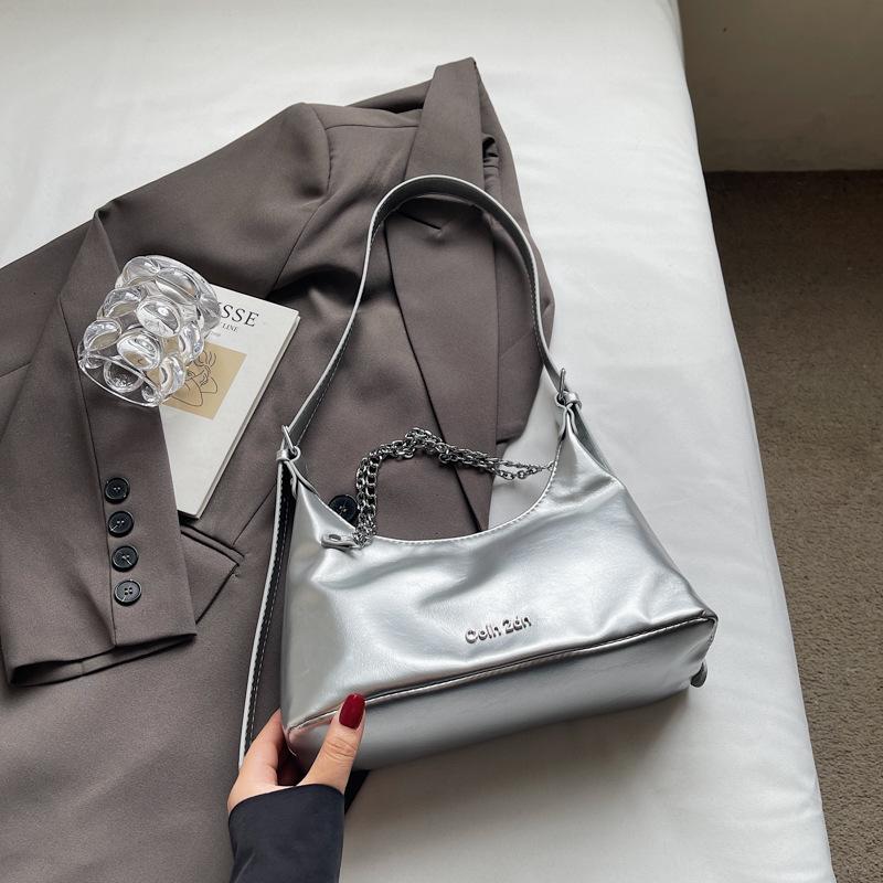 

Сумка большой вместимости женская осенняя мода 2025 новая повседневная нишевая в иностранном стиле на плечо через плечо сумка-мессенджер сумка-тоут для поездок на работу