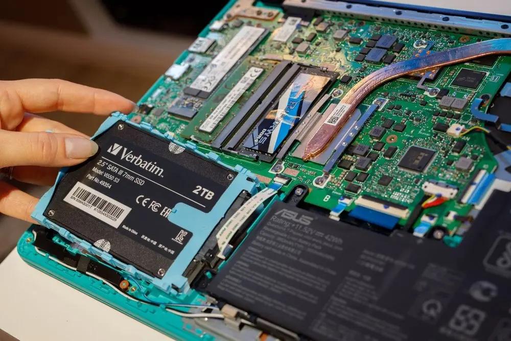 Dysk SSD wewnętrzny Verbatim Vi550 S3 2TB 2,5" SATA III czarny