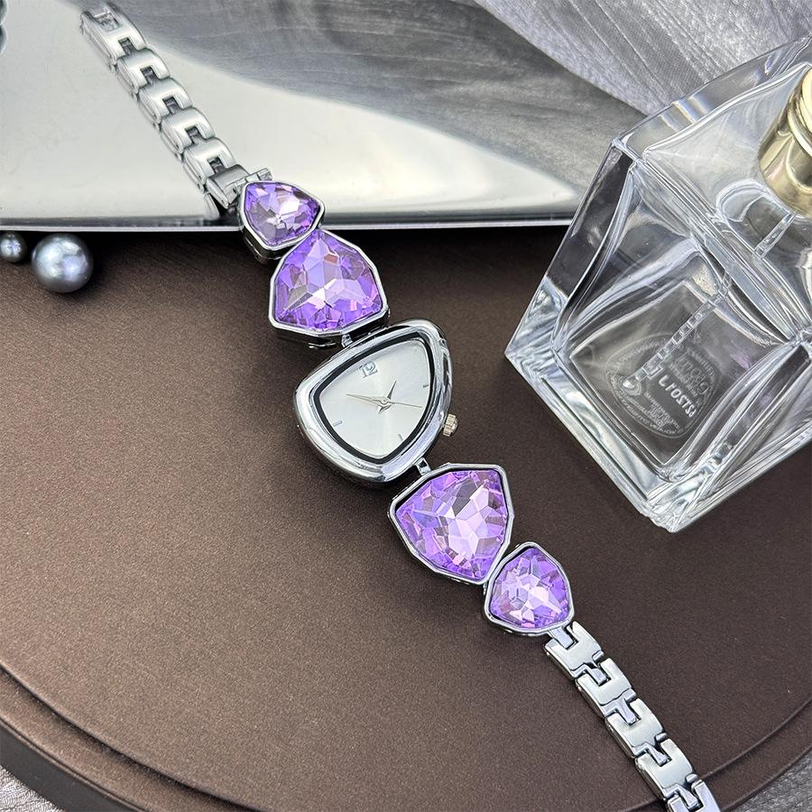 

Необычные часы с ремешком в виде крупных бриллиантов, модные женские часы, легкая роскошь, нишевый цвет, инкрустированные бриллиантами, кварцевые часы особой формы