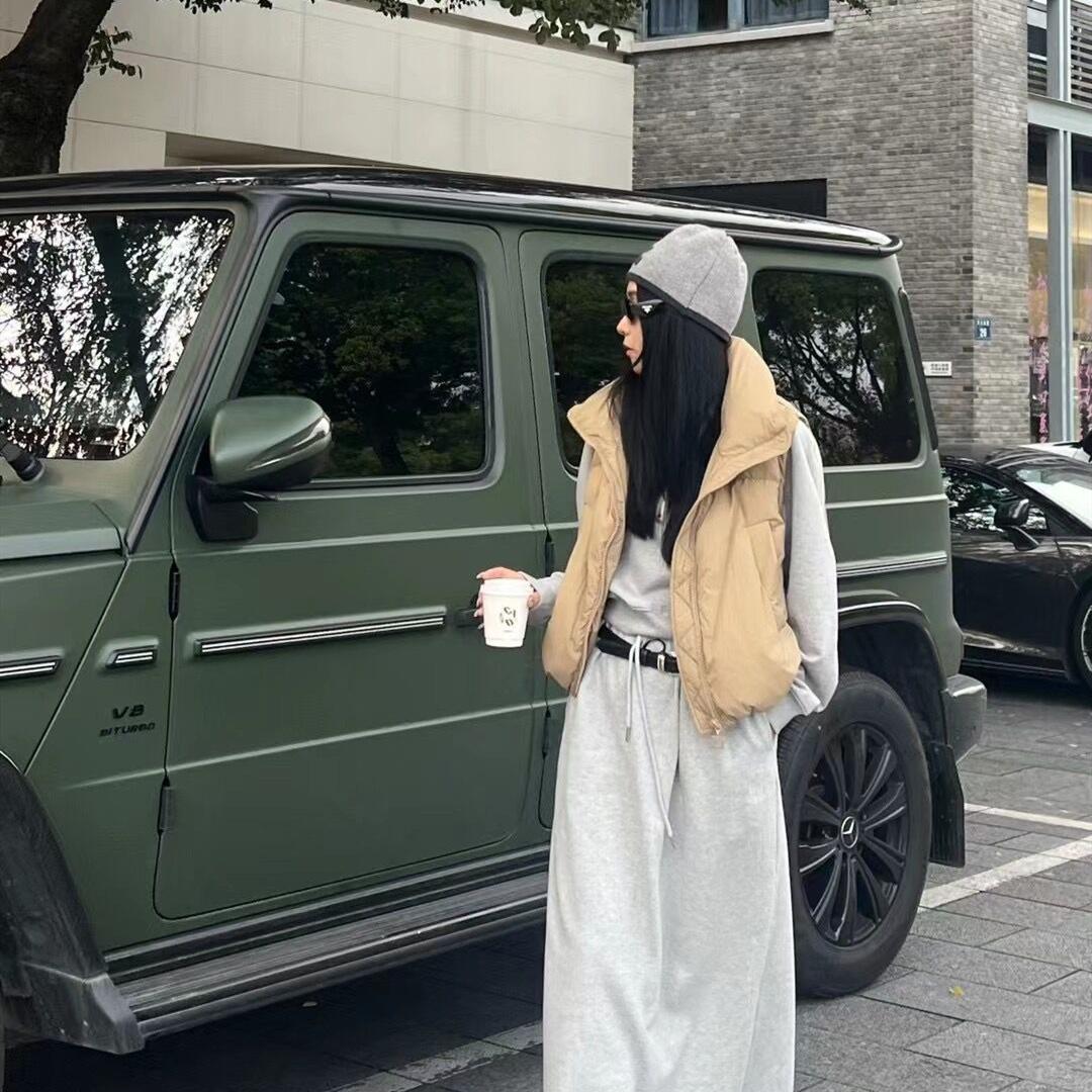 Женский осенне-зимний легкий короткий бесшовный пуховый жилет без рукавов — фото 5