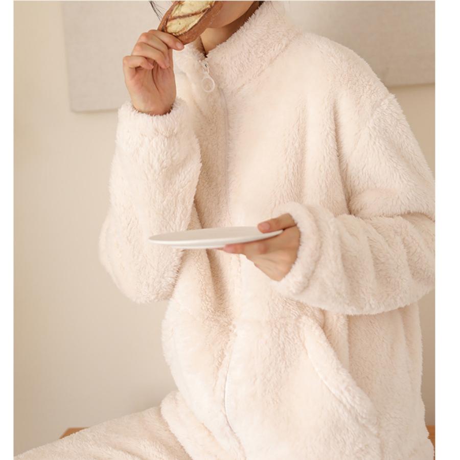 Pár modelů podzimního a zimního společenského oblečení, kardigan na zip lze nosit i mimo pyžamo, oboustranně polstrované teplé společenské oblečení